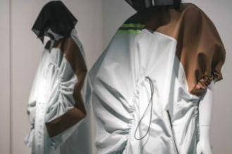 BLUE SKY LAB特别概念款亮相Chalayan30年纪念展中国首站